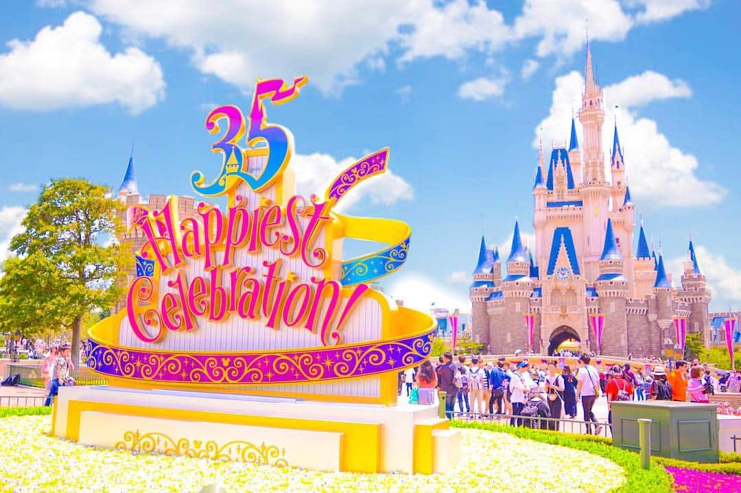 ayapan?NOFFCIALさんのインスタグラム写真 - (ayapan?NOFFCIALInstagram)「. . Happiest Celebration🏰💕🎉 . #tokyodisneyland #tokyodisneyresort #tdl #disney #disneyparks #cinderellascastle #instadisney #happiestcelebration #ディズニー #ディズニーランド #ディズニーリゾート #東京ディズニーランド #シンデレラ城 #青空加工 #35周年 #ハピエストセレブレーション #ディズニー風景」5月31日 22時06分 - instayaaa