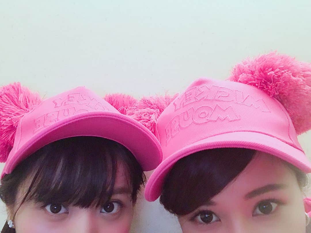 根岸愛のインスタグラム：「やんぬがピンクのキャップ欲しいって言ってたからお揃いにした🧢💕 #ディズニーランド #夢の国 #キャップ #鈴木まりや  #根岸愛」