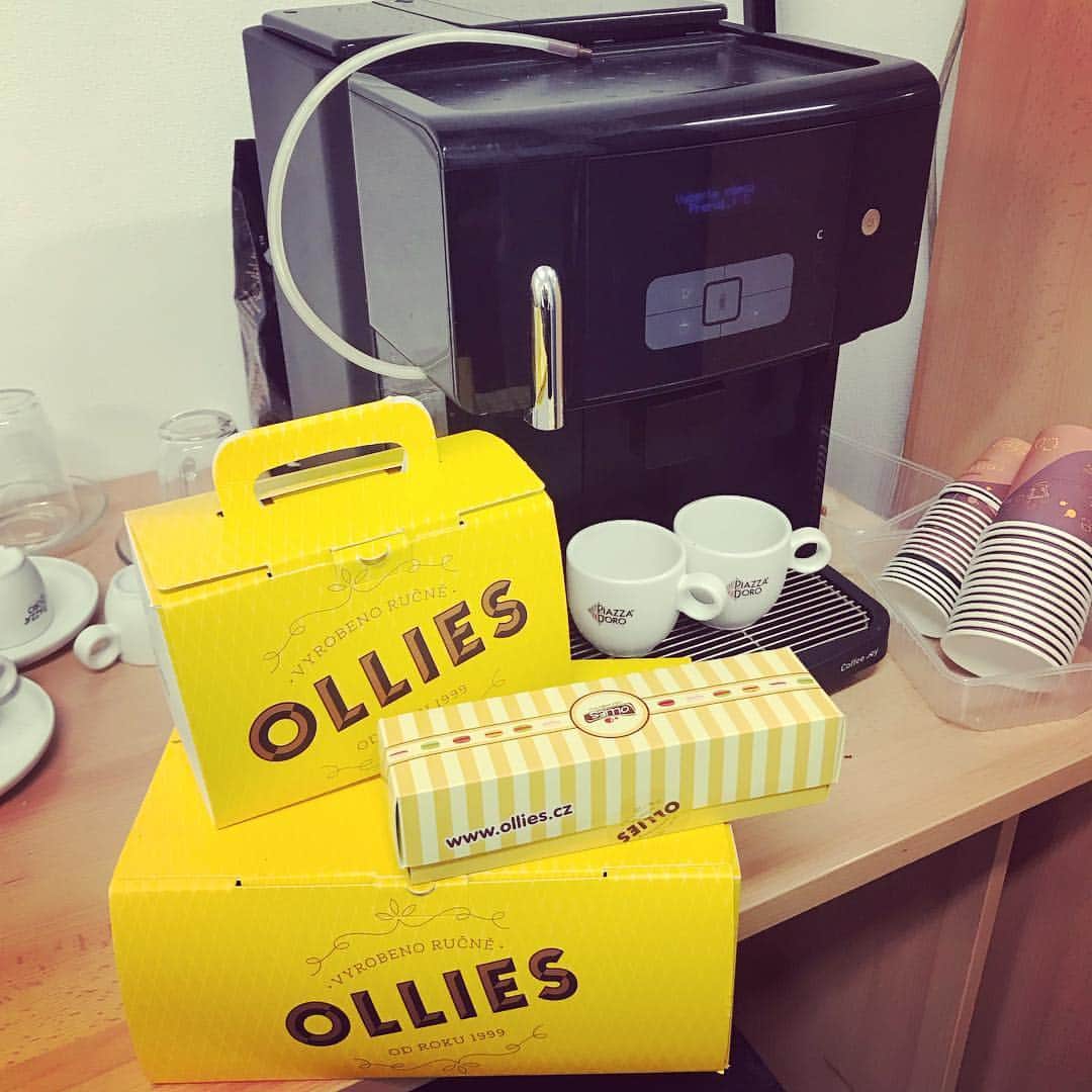 トマシュ・ベルネルのインスタグラム：「Nečekané překvapení v průběhu tréninkového kempu v Ostravě. Ke kávě jedině #ollies」