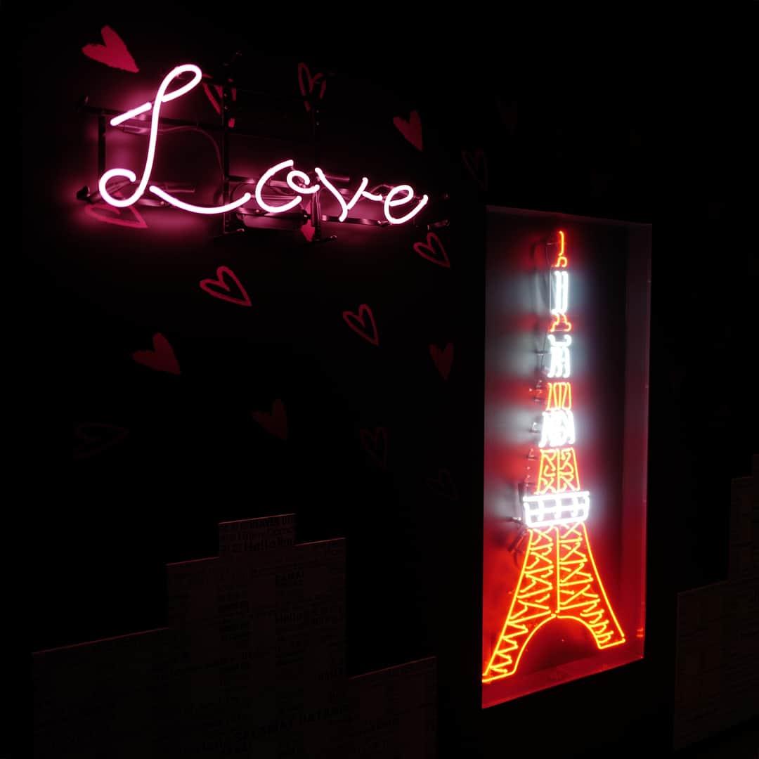 冨張愛さんのインスタグラム写真 - (冨張愛Instagram)「* Love ...💓 可愛い ネオン。 in tokyotower🗼✨ * 東京タワー60周年を記念して モデルプレスとコラボしたフォトウォールらしい... 😘💋 つい撮りたくなっちゃう壁でした📷 * #Leica #camera #LeicaQ #라이카 #ライカ #tokyotower_official #tokyotower #tokyo #pr #東京タワー #フォトウォール #インスタ映え」5月31日 23時59分 - megumitomihari