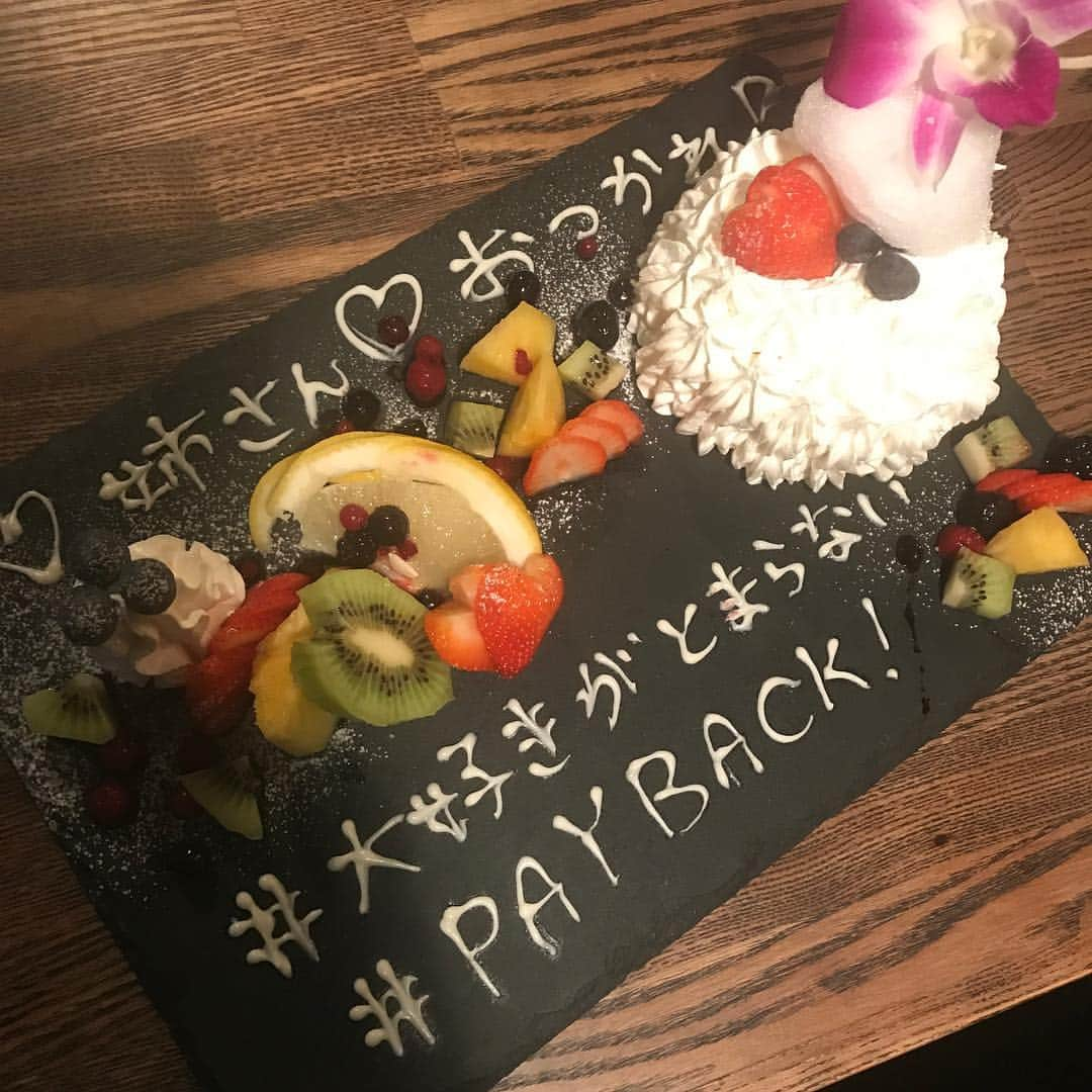 ヴァンサンカン25ans栄のインスタグラム：「系列店のPAY BACKにて(๑˃̵ᴗ˂̵) ご予約頂きましたらお作りできます💗 とても喜んで頂きました😆 ヴァンサンカンでもできまーす！ ・ ・ ・ ・  #名古屋#住吉#栄#サプライズ#オシャレ空間#女子会#ケーキ#clubo#idcafe #ヴァンサンカン#25ans#ロフト#矢場町#AAA#日本ガイシホール#ファンミ#西枇杷島祭り#nagoya#」