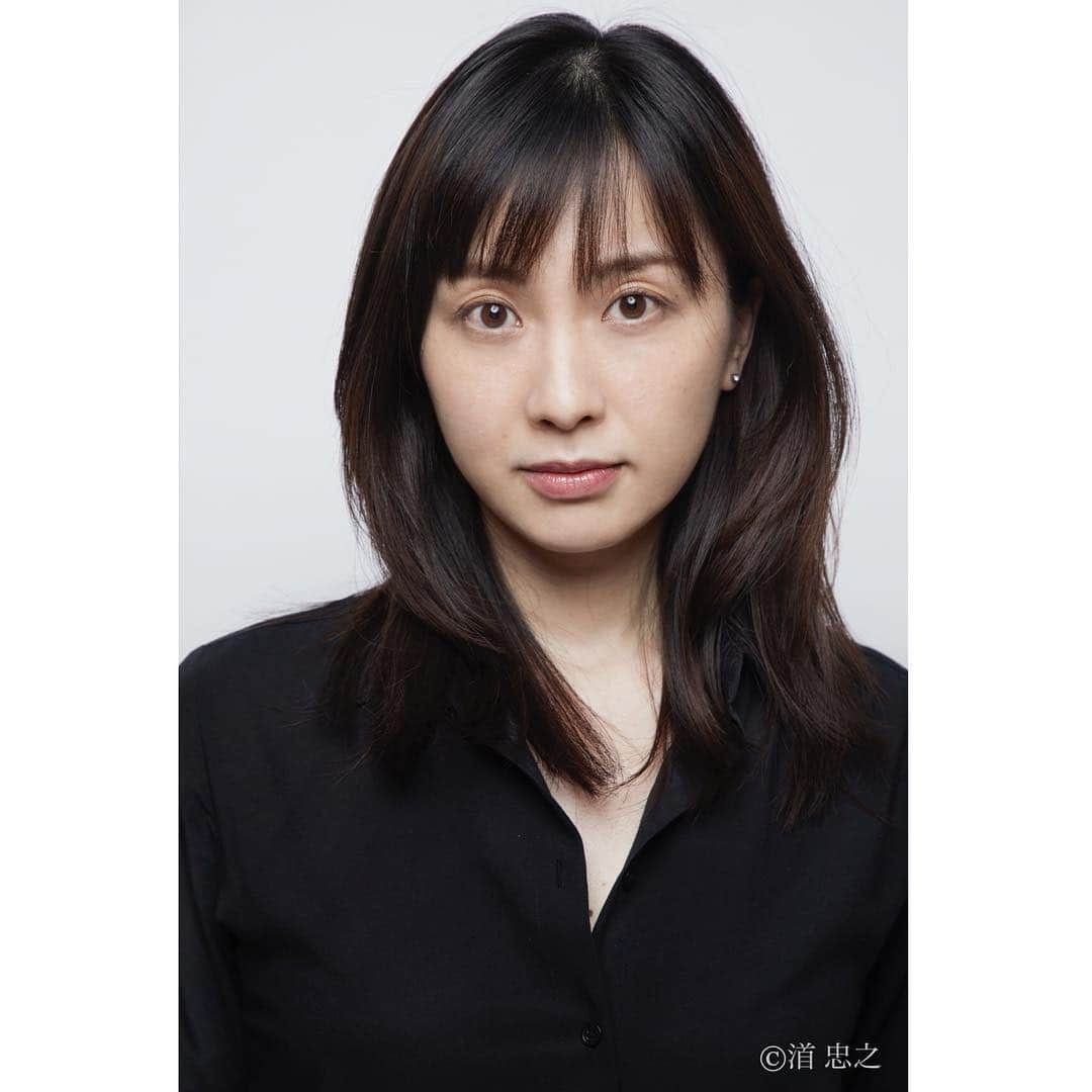 今村沙緒里さんのインスタグラム写真 - (今村沙緒里Instagram)「New portrait📷 Photo by Tadayuki Minamoto. ・ ご報告です。 わたくし、今村沙緒里は、シックス・センスに所属することとなりました。 http://sixthsense.jp/saori/ ・ 今までは「自分でできることは自分でやる」というスタンスでお仕事をがんばってまいりましたが、「さらに良いお仕事がしたい」、そして重なる良い出逢いによって、今回の所属の決断となりました。 社長の芳賀みゆきさん、プロフィール撮影をしてくださった渞忠之さんには、大変お世話になっています。これからも、よろしくお願い致します。 このご縁を運んでくださった、ピンポイントギャラリーのオーナー西須由紀さん、イラストレーターの網中いづるさん、松尾奈央子さん、宇野亞喜良さんにも、大きな感謝です。 みなさん、チャーミングで、仕事のできる方々、大先輩ばかりです。素敵な方々に囲まれながら、良い環境で、お仕事ができそうです。 シックス・センスのメンバーのみなさんも、とても素敵で、やさしく、演技レッスンでは切磋琢磨しながら、同じ女優の珠奈ちゃんはとてもおもしろい子で、モデルの先輩方は、私が疎い美容の情報もたくさん教えてくれます。 ・ やるべきことは、山のようにありますが、韓国でも学んだ「自分で自分を開発すること」、そして「学び続けること」を軸に、お芝居をはじめて今年で10年、原点に戻りたいと思います。 情熱をもって、さらに良いお仕事ができるよう、みなさんに、少しでも素敵な作品を届けられるよう、精進していきたいと思います。がんばります！ これから、楽しみです。 どうぞ、よろしくお願い致します。 今村沙緒里 ・ 새로운 프로필 사진입니다！ 저는 한국에서 배운 스스로 자신을 개발한다.  좋은 작품을 만들 수 있도록 노력하겠습니다☺︎ ・ #profile #portrait #photo #actress #new #사진 #프로필 #여배우 #ポートレート #今村沙緒里 #渞忠之 さん #シックスセンス #よろしくお願いします」6月1日 0時20分 - saorix13