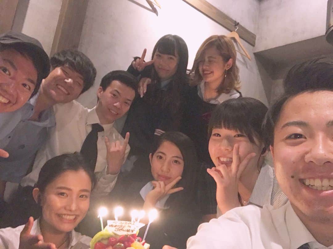 のインスタグラム：「・ 愛してやまないおいでんめん。 年齢性別関係なく仲良しです🤤❤️ 何ってバイトの中で1番上なのわたしだもん🤣🤣 適当さハンパないね(о´∀`о)。笑笑 ・ 2年と8ヶ月目に突入しました😳！！ こんなわたしに着いてきてくれてありがとお。 意味わからんくらい褒めてくれたり 可愛い後輩に恵まれております。😂💕 バイト中怒ったり機嫌悪かったり キツく言ったりするときもあるけど それでも着いてきてくれるみんなが好き。 ありがとお(´；ω；`)♡♡♡ ・ あと9ヶ月で卒業か。100%泣くね。 卒業したくないな〜おいでんを。 大学わ今すぐ卒業したい。笑笑 仕事始めてもなんだかんだ続けるのかな〜 続けれるなら続けたい。そんくらい好き。 半年で扶養超えちゃうくらい働くの大好きな自分。 おいでんがすき。みんながすき。 ・ プライベートでも遊ぶくらい仲良し😊💕 とりあえず来週の大阪楽しみ❤️❤️ ・ #三河赤鶏おいでん #2年8ヶ月目 #高校生 #大学生 #フリーター #専門学生 #みんながすき #だいすき #居場所 #マイホーム #落ちつく #オープニングメンバー #支えてくれてありがとお #大切なバイト先」