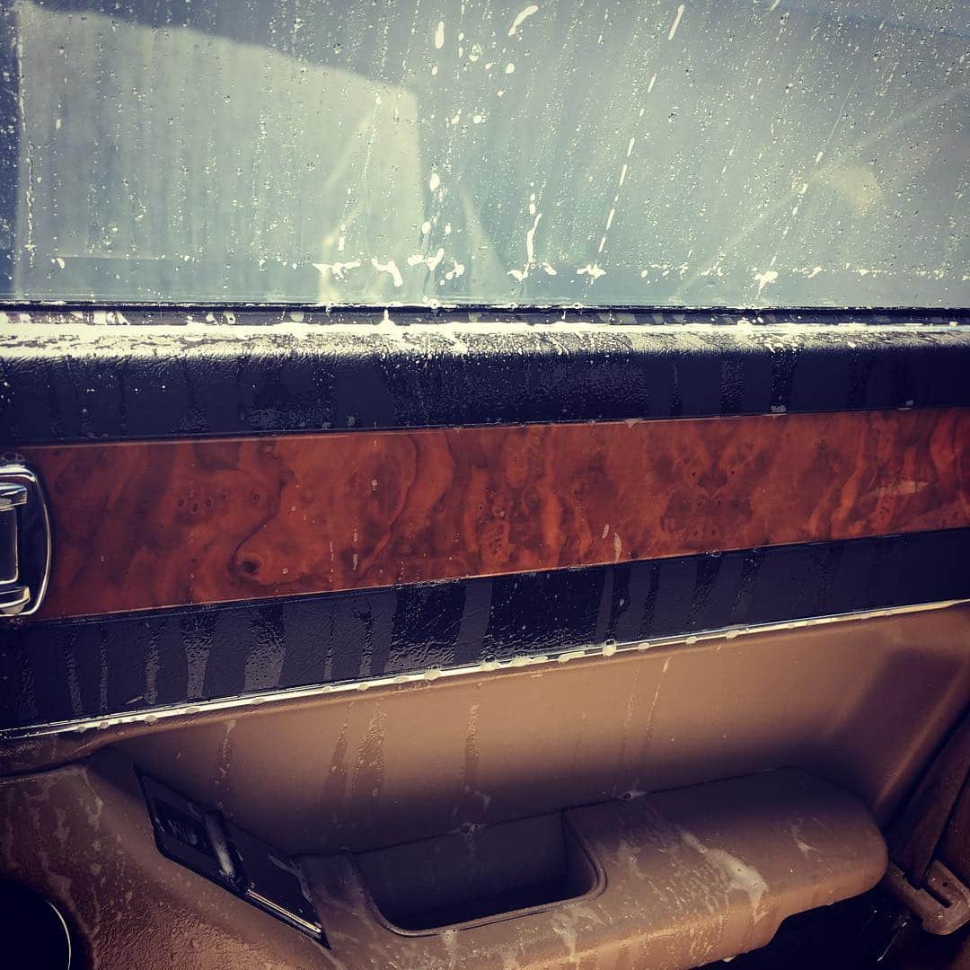 サウンドマンさんのインスタグラム写真 - (サウンドマンInstagram)「洗車機で洗車中、あれっ天井雨漏りか？と思ったら後ろの窓が少し開いていてリアシート水浸し、、、(TT)。 並んでた時"○○ミツカードはお持ちですか？"とおじさんが来て窓開けたのが原因だな、、、と人のせいにしてみる。 #水浸し  #洗車機」6月1日 13時14分 - soundman.jp
