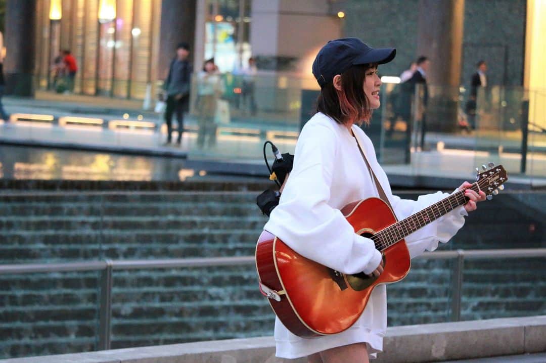 大原櫻子さんのインスタグラム写真 - (大原櫻子Instagram)「昨日のストリートライブ  大阪でやらせていただきました。 うめきた広場。素敵な空間だった。  マイクで歌わせていただくありがたさ、 歌を届ける大変さ を改めて知った。  生でメッセージを誰かにぶつけるってすごい体力が奪われたけど、 とてもとても自由な時間で、楽しかったなぁ。。 またどこかでやりたい。」6月1日 13時06分 - sakurako_ohara