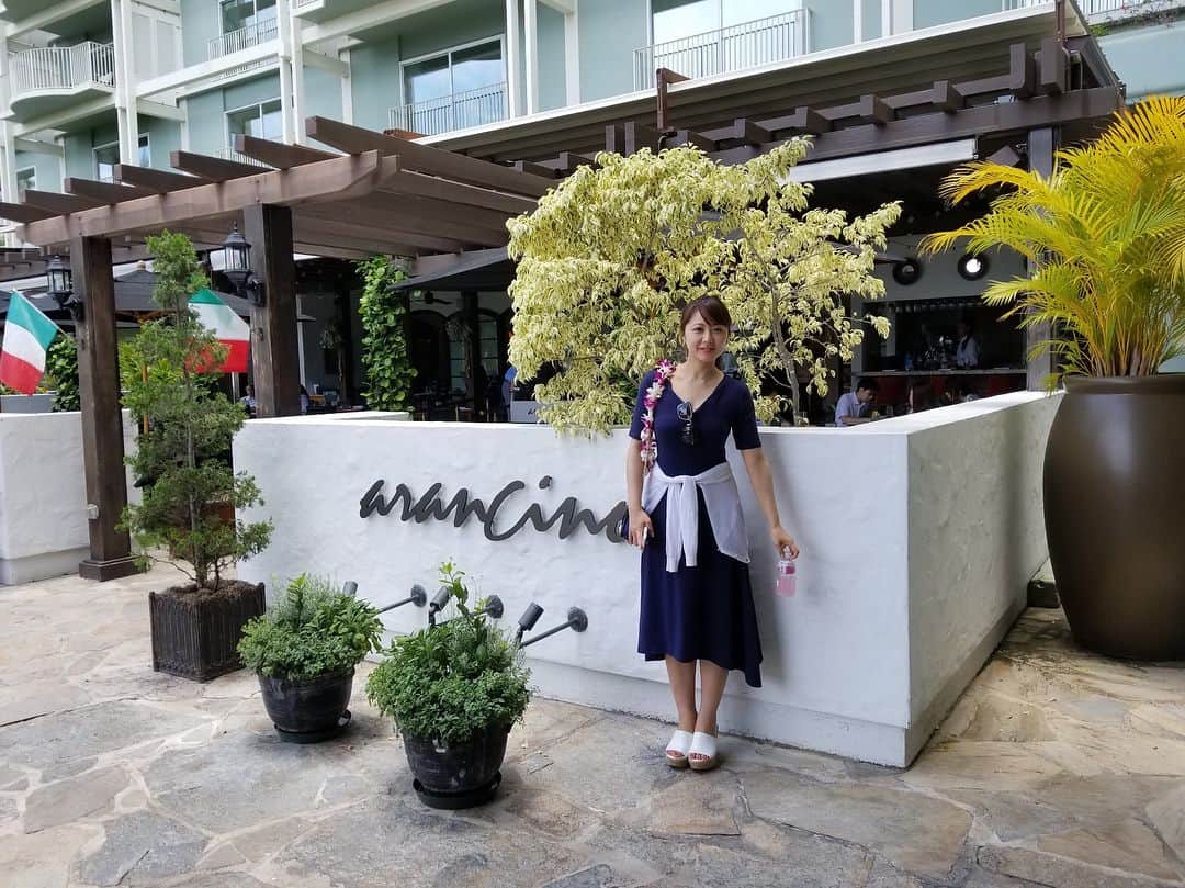由井香織のインスタグラム：「着いてはじめに撮った写真が全然知らないイタリアンの前。なぜここで撮ったのか🤔  雨女なのでやっぱり雨降りました。でもおかげで虹も見えました🌈  #Hawaii #旅 #虹」