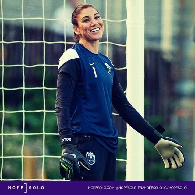 ホープ・ソロさんのインスタグラム写真 - (ホープ・ソロInstagram)「Seattle always brought out my best smile! Miss those @ReignFC days! #NationalSmileDay #TBT」6月1日 5時45分 - hopesolo