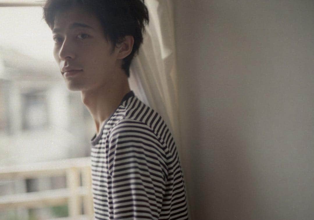 花盛友里のインスタグラム：「「いつかの恋、いつかの彼氏。 あるいは恋ですら、彼氏ですらなかった誰かかもしれない。 初恋のこと、間違っちゃった夜の事。 そしてこれから始まる未知の恋。 寝起き女子が絶対的な愛だとしたら、寝起き男子は、そんな希望や思い出なんかをかき集めた恋のかけら達」 ー寝起き男子のあとがきよりー . . 今日は撮影前に、ラジオに電話出演！ 電話でラジオ出さしてもらうのって初めてだから緊張するなぁ😭 Tokyofmで9時過ぎからちょびっと出るはず！ なのでラジオっ子は聴いてみてくださいませ♡」