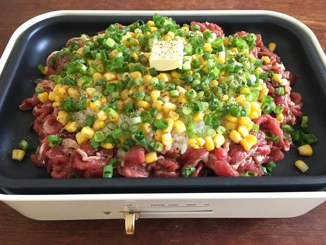 水村真悠子のインスタグラム：「お昼ご飯🍚. ＊ペッパーランチ風 (白米、牛肉、コーン、万能ネギ、バター、ブラックペッパー、醤油、酒、ガーリックソルト、にんにくの醤油漬け、チーズ) . だけど、ペッパーランチ食べたことがないっていうおちー🤔笑 半分食べてからチーズ入れて味変えてみた💁‍♀️💕 . #ペッパーランチ ＃ブルーノ #BRUNO #スタミナ #簡単ランチ」