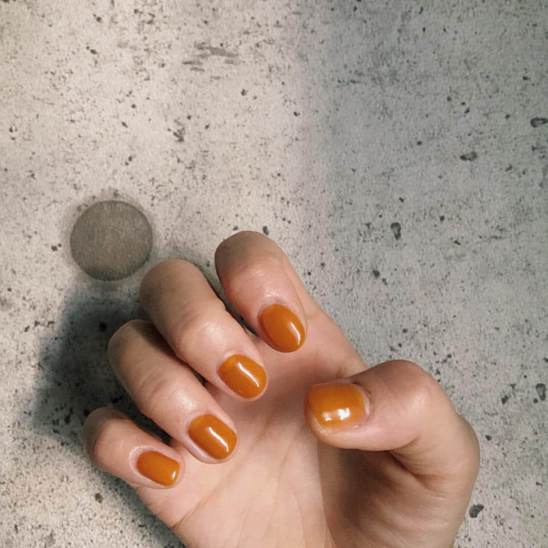 Alysa Ichikiさんのインスタグラム写真 - (Alysa IchikiInstagram)「New nail🧡by @mipo57 . ちょっと濃いめの、 渋さも感じるくらいぎゅっと絞ったみかんジュース色🍊 最近の気分にぴったりすぎ！！ おおのさんありがとうございます♡ . . #ネイル#ワンカラーネイル#夏ネイル#簡単ネイル#オレンジネイル#みかんネイル#いちきのネイル」6月1日 8時10分 - alysa_i