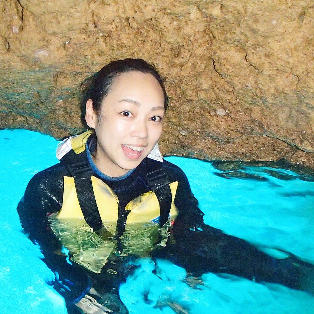 石田美奈子さんのインスタグラム写真 - (石田美奈子Instagram)「#沖縄旅行 でここは行きたい！と思っていた、#青の洞窟 🐳 #シュノーケリング をやってきました😊✨ . 海の青色、本当にこんなブルーなんです！ 本当に綺麗(*´꒳`*)✨ . 魚もたくさんいましたよ🐠💕 エサやり体験をしたのですが、あまりにもたくさん集まってきてくれてびっくり😆 エサを持っていたら大きい魚に指を噛まれました！笑 少し血が出ました💥笑 . 海の中はシュノーケリングと#ダイビング ツアーのお客さんで大賑わいでした😊 . ‘マリンクラブ UMI’というツアー会社さんのツアーに参加したのですが、スタッフさん達が親切で良かったです⑅◡̈* オススメ！♡ . #okinawa #trip #travel #sightseeing #girl #girlstrip #instagood #japan #sea #pool  #genic_mag #女子旅行 #大人女子旅 #女子旅 #大人旅 #シュノーケリングツアー #海が好きな人と繋がりたい #海 #🐠 #👙」6月1日 8時45分 - mminakooo