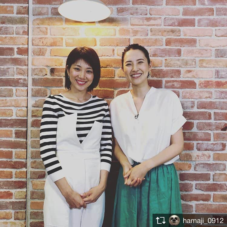 潮田玲子さんのインスタグラム写真 - (潮田玲子Instagram)「Repost from @hamaji_0912 @TopRankRepost #TopRankRepost 6月の暮らしのレシピのゲストは、元プロバドミントン選手の潮田玲子さん✨ ・ 2人のお子さんの母として、また現役サッカー選手の妻として、自分がアスリートだった時の知識と経験を生かし、日々お料理を作っている潮田さん。 今回は、旦那様の大好物や、子供達のための栄養バランスなどを考えたレシピを教えていただきました🍳 ・ そして！今チャレンジしてみたいというある運動も、一緒に体験してきましたよ〜（笑）😆 ・ 初めましてとは思えないほど気さくで優しくて、アハハと笑う笑顔がチャーミングな潮田さん❤️ 朝から元気をもらいたい人、必見です！✨✨ ・ 潮田玲子さんの放送回は、6月の毎週土曜日。TBSで午前9時25分から。 関東ローカル番組ですが、素敵なホームページもありますので、是非見てみてくださいね😊 過去のゲストの方々の、簡単で美味しいレシピもたくさん載っています！ ・ #東京ガス #tbs #暮らしのレシピ #潮田玲子 さん #本当に素敵な方でした😍 #ちなみに私の衣装は上下とも #ジャーナルスタンダード です #journalstandard  はまじさん素敵すぎて一瞬で虜になりました❤️❤️😍 楽しい収録でしたので是非ご覧ください！」6月1日 10時55分 - reikoshiota_official