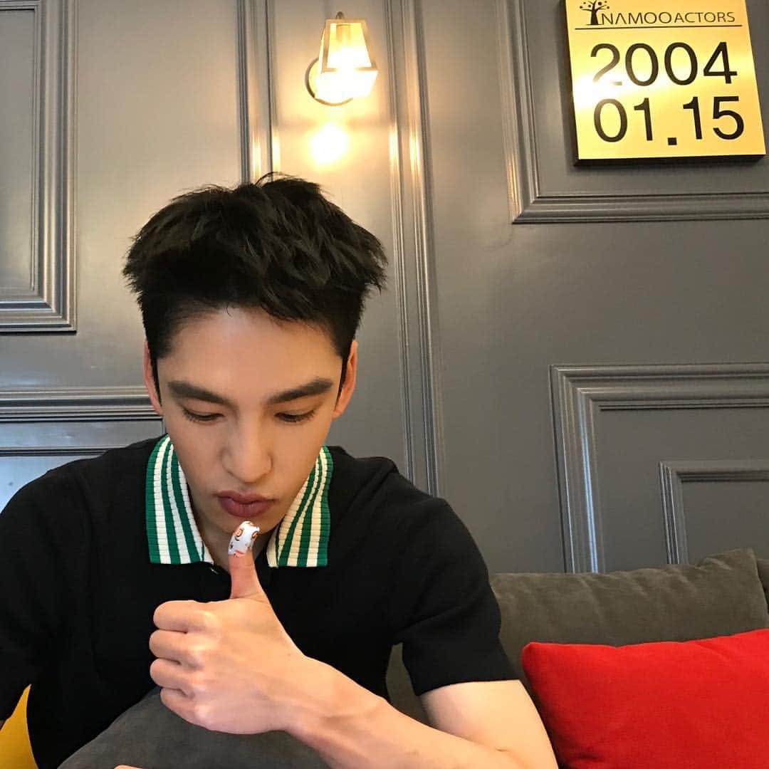 クウォンのインスタグラム：「I cut my hair with my thumb d.」