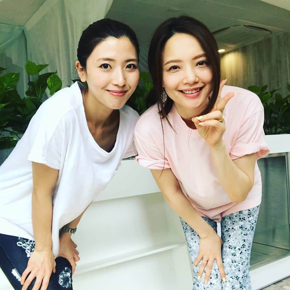 小野麻亜矢さんのインスタグラム写真 - (小野麻亜矢Instagram)「studiofit虎ノ門にて♪  美人インストラクター @shutomizuki に会ってきました！ 益々細くなった気がする！ やはり！継続こそ力なり！ 美は一日にしてならず！  思いたったらやろう！  #美人インストラクター #studiofit #toranomon#虎ノ門#パーソナルスタジオ#ヨガインストラクター#ヨガ#yogainstructor #yogalife# #美ボディー #ダイエット #運動」6月1日 11時43分 - ono_maaya