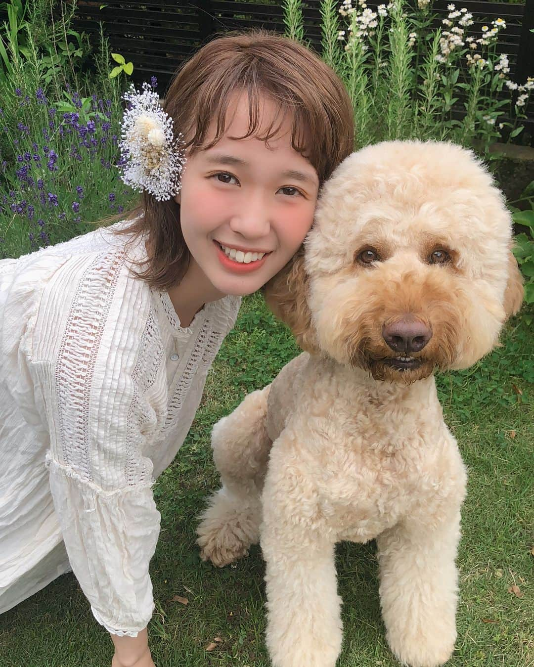 柴田紗希さんのインスタグラム写真 - (柴田紗希Instagram)「お知らせです♡ この度「しばさき×CHACO」 アクセサリーコラボが決定しました！🌼 大好きな人と一緒に物を作れる幸せを噛み締めてるよ。 大切な出会いから始まったこのコラボ 高校生から見ていたCHACOさん。 自分の出会いのついてることに 本当に感謝した事です♡ 好きを大事に！人を大事に！ アイテムは改めて紹介してゆくね ちなみに髪に付けているのもだよ✨ 一つ一つお花を選んで組み合わせるのも幸せ感じたなぁ 今年の夏は思いきりコラボだー❤️ #chaco #しばさきコラボ」6月1日 21時51分 - shibasaaki