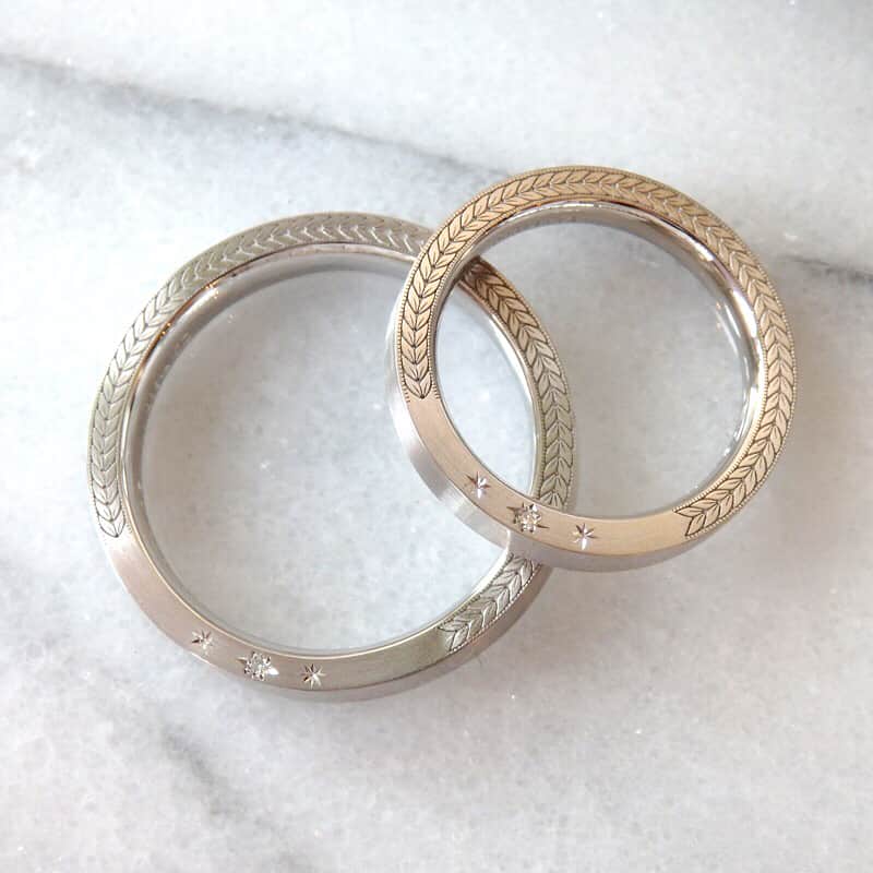 ith / イズ オーダメイド結婚指輪さんのインスタグラム写真 - (ith / イズ オーダメイド結婚指輪Instagram)「指輪の側面に☆が輝く結婚指輪。 月桂樹の葉も彫り込まれた、 ハッピームード満点のデザインです。 * 彫り模様と飾り彫りであしらった 星とダイヤモンドが おしゃれに調和したオリジナルアレンジ。 * * ▽ Alloro《アローロ》 https://rings.ateliermarriage.com/collections/show?ring_id=27 * * #ith #彫り模様 #omotesando #ginza #結婚式 #心斎橋 #star #吉祥寺 #表参道 #横浜元町 #柏 #大宮 #銀座 #プラチナ #ダイヤモンド #指輪 #2018冬婚 #オーダーメイド #結婚指輪 #marriagering #💍 #結婚指輪💍 #婚約指輪 #engagering #2018春婚 #2018夏婚 #2018秋婚 #プレ花嫁 #日本中のプレ花嫁さんと繋がりたい #お洒落さんと繋がりたい」6月1日 22時24分 - ith_marriage
