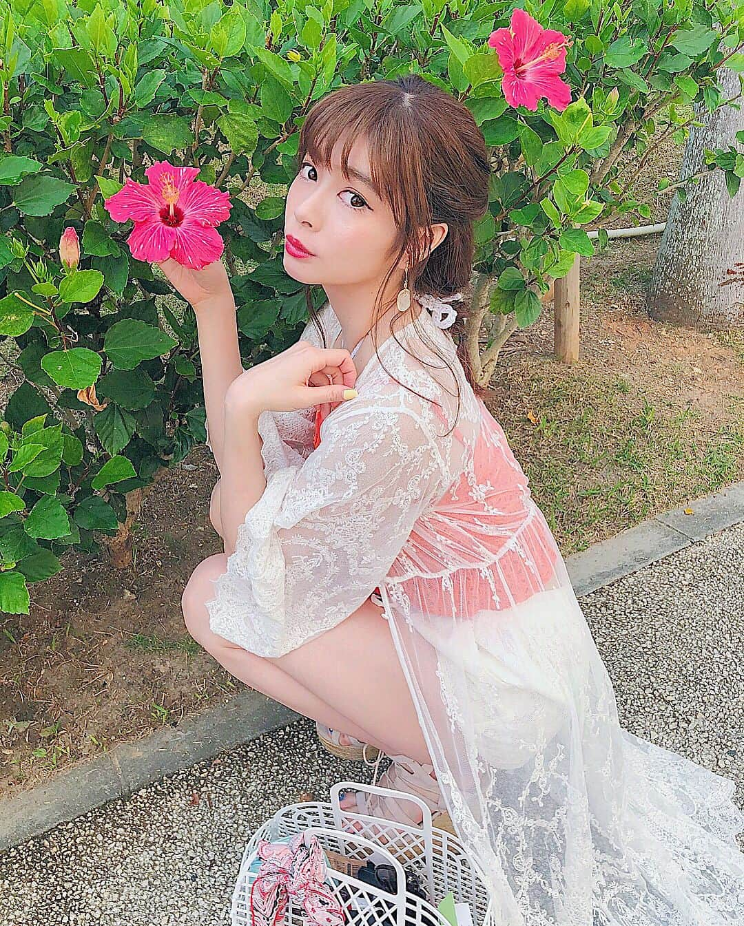 得あゆさんのインスタグラム写真 - (得あゆInstagram)「私は今が大切😘 ・ 女性に年齢の期限や決められた生き方や幸せのルールはあるのか。歳を重ねることが楽しいと考えている私も考えさせられる時があります。 ・ 《 Women No Limit 》 Abema TVさんから紹介してもらった番組で女性に観て頂きたいたいし男性にも是非観て頂きたいです。今回の放送で最終回！6/2(土)20:00〜21:00です✨ ・ #Abematv#WomenNoLimit#女性にみてほしい#男性にもみてほしい#人生#年齢#生き方#ルール#一生#楽しく生きていきたい#ヘアアレンジ#水着#沖縄#思い出#ハイビスカス#インスタ映え#🌺」6月1日 14時05分 - tokuayu819