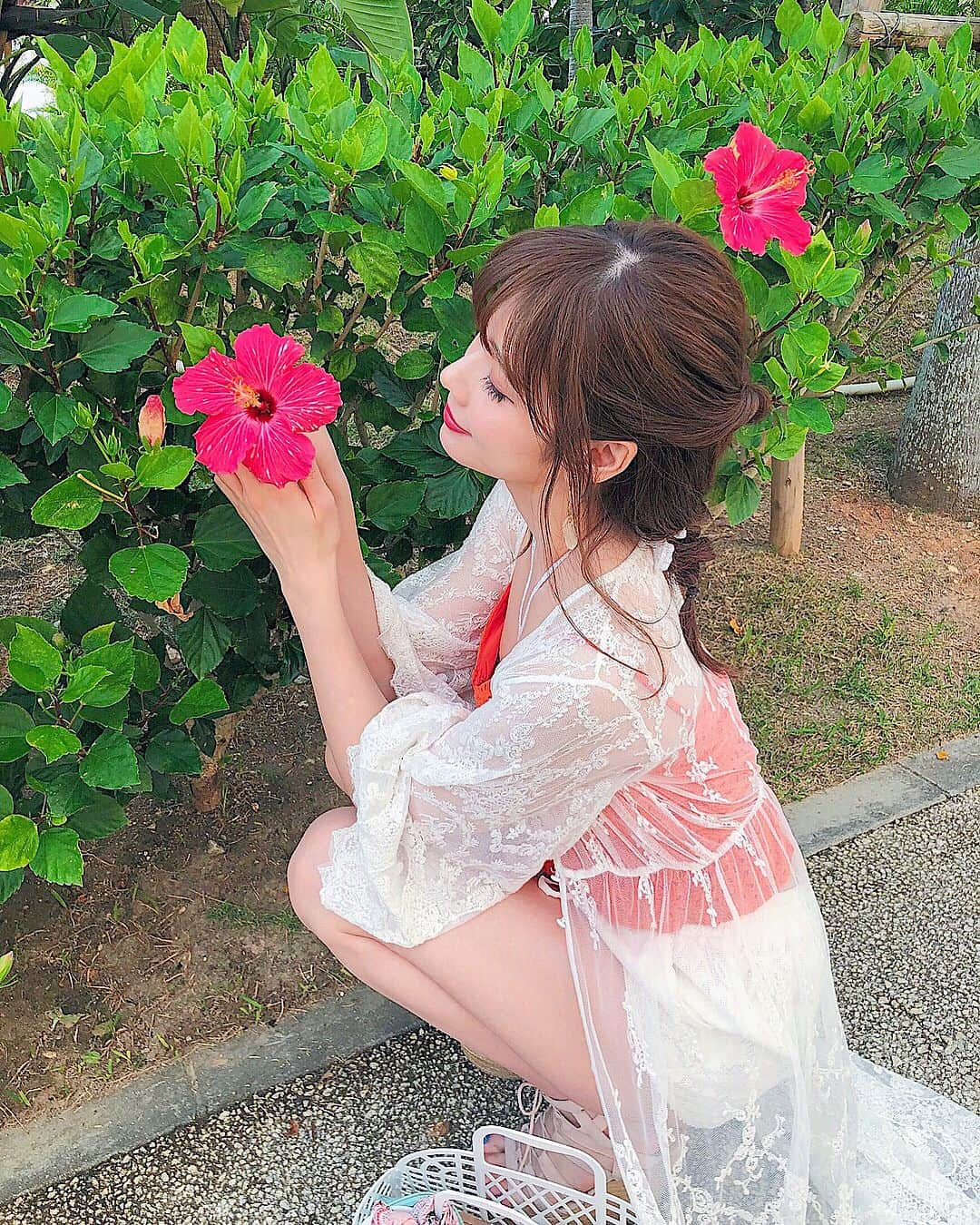 得あゆさんのインスタグラム写真 - (得あゆInstagram)「私は今が大切😘 ・ 女性に年齢の期限や決められた生き方や幸せのルールはあるのか。歳を重ねることが楽しいと考えている私も考えさせられる時があります。 ・ 《 Women No Limit 》 Abema TVさんから紹介してもらった番組で女性に観て頂きたいたいし男性にも是非観て頂きたいです。今回の放送で最終回！6/2(土)20:00〜21:00です✨ ・ #Abematv#WomenNoLimit#女性にみてほしい#男性にもみてほしい#人生#年齢#生き方#ルール#一生#楽しく生きていきたい#ヘアアレンジ#水着#沖縄#思い出#ハイビスカス#インスタ映え#🌺」6月1日 14時05分 - tokuayu819