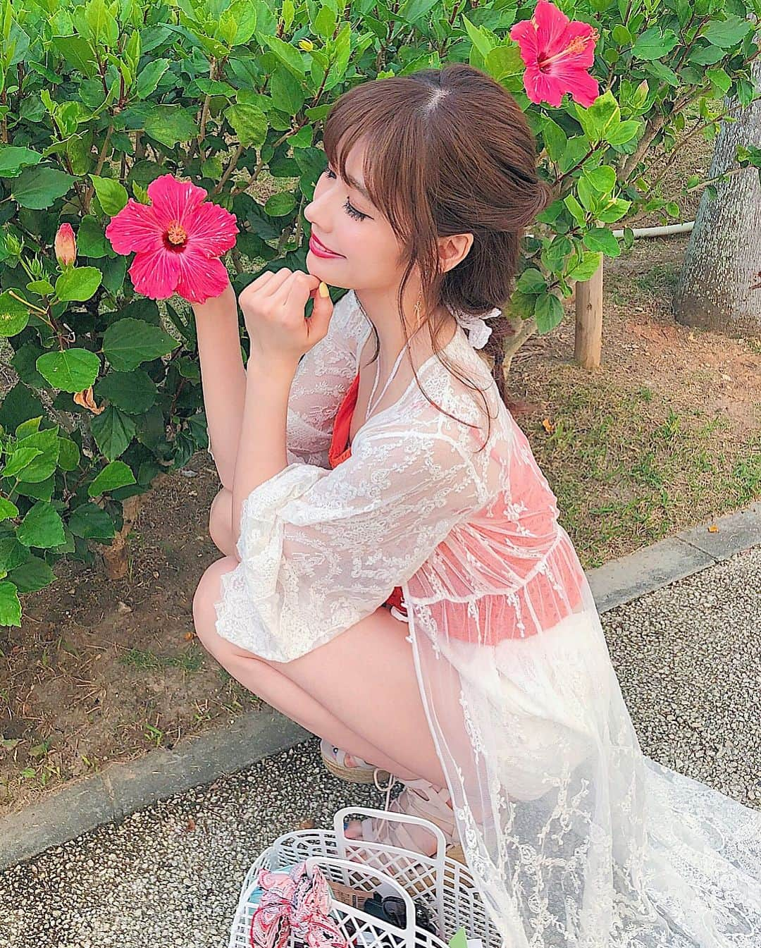 得あゆさんのインスタグラム写真 - (得あゆInstagram)「私は今が大切😘 ・ 女性に年齢の期限や決められた生き方や幸せのルールはあるのか。歳を重ねることが楽しいと考えている私も考えさせられる時があります。 ・ 《 Women No Limit 》 Abema TVさんから紹介してもらった番組で女性に観て頂きたいたいし男性にも是非観て頂きたいです。今回の放送で最終回！6/2(土)20:00〜21:00です✨ ・ #Abematv#WomenNoLimit#女性にみてほしい#男性にもみてほしい#人生#年齢#生き方#ルール#一生#楽しく生きていきたい#ヘアアレンジ#水着#沖縄#思い出#ハイビスカス#インスタ映え#🌺」6月1日 14時05分 - tokuayu819