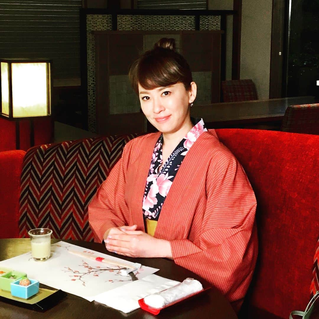 鈴木砂羽さんのインスタグラム写真 - (鈴木砂羽Instagram)「明日土曜日、8時からは 「朝だ！生です旅サラダ」の放送です。ワタシは今回香川県は高松市を旅してきましたー✈️ うどんに餃子、骨付鳥！ 前半は完全グルメ旅です！！ お楽しみに〜🥟 #旅サラダ  #朝日放送 #香川県 #高松市  #うどん県 #栗林公園 #雨に濡れる栗林公園キレイだったな #さか枝 #クロワッサン餃子 #四角家 #骨付き鳥たあちゃん #こんぴらさん #紅梅亭 #スケスケ内風呂で開放感まっくす」6月1日 15時08分 - bombon_sawa