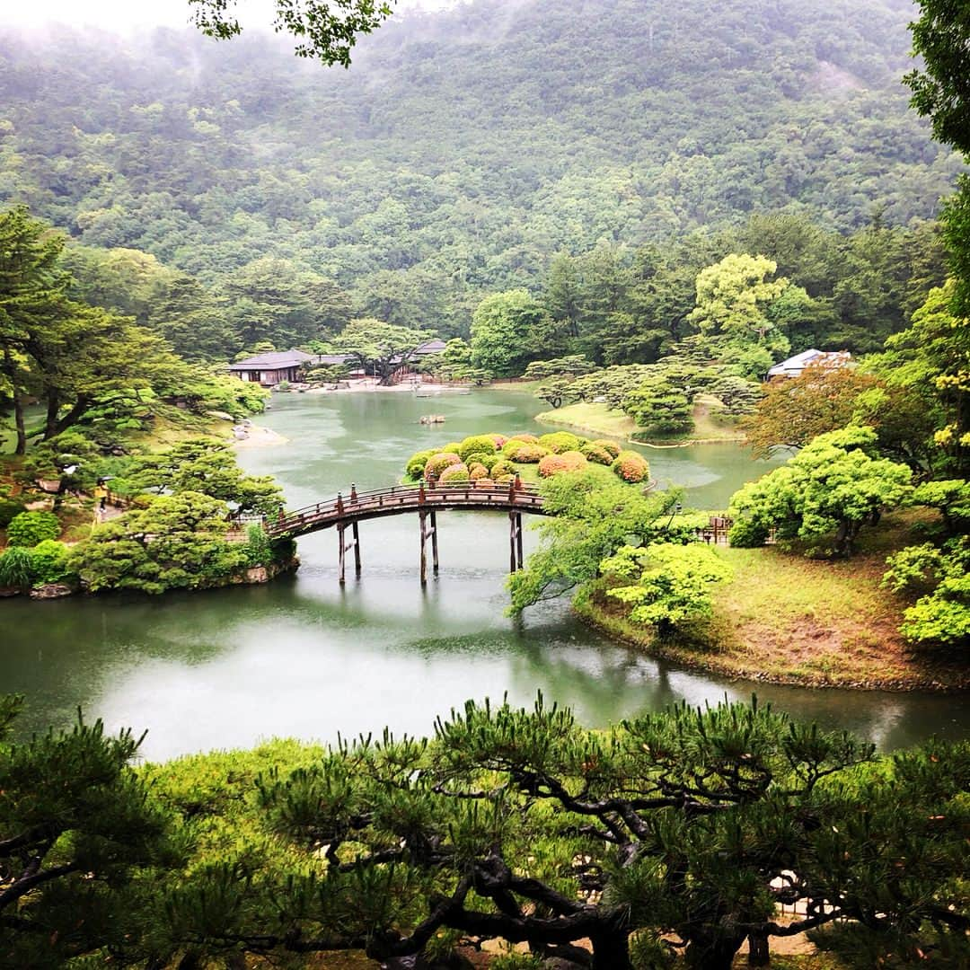 鈴木砂羽さんのインスタグラム写真 - (鈴木砂羽Instagram)「明日土曜日、8時からは 「朝だ！生です旅サラダ」の放送です。ワタシは今回香川県は高松市を旅してきましたー✈️ うどんに餃子、骨付鳥！ 前半は完全グルメ旅です！！ お楽しみに〜🥟 #旅サラダ  #朝日放送 #香川県 #高松市  #うどん県 #栗林公園 #雨に濡れる栗林公園キレイだったな #さか枝 #クロワッサン餃子 #四角家 #骨付き鳥たあちゃん #こんぴらさん #紅梅亭 #スケスケ内風呂で開放感まっくす」6月1日 15時08分 - bombon_sawa