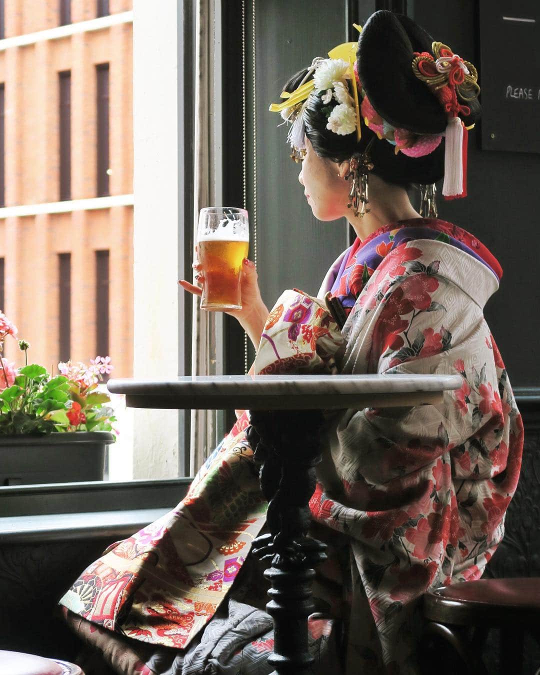 小林舞香さんのインスタグラム写真 - (小林舞香Instagram)「Sitting in a London pub, she waits for her betrothed. . . 来世に会うことを約束したあの人をロンドンのパブで待つ花魁。あの人は何処に生まれたのだろう。 http://maika-k.com Email: maika.k.muscovite@gmail.com . . #art #illustration #drawing #draw #japaneseculture #arte #newcontemporaryart #acrylicpaint  #japanese #contemporaryart #contemporarypainting #fantasy #instaart #世界花魁道中 #exhibition #earth #gallery #masterpiece #asakusa #creative #artwork #acrylic #acrylics #edo #artofdrawing #artworks #artist_center #花魁 #moonlight #modernart @artsy @londonartfair @vanartgallery @themuseumofmodernart @coldplay @artnet @artnewsmag @theguideartists @beautifulbizarremagazine」6月1日 16時12分 - maikyarian