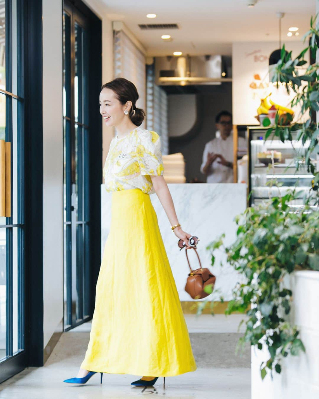 翁安芸さんのインスタグラム写真 - (翁安芸Instagram)「Flower power for the summer🌼☀️✨ Love this yellow top by @maxandco 🌼 MAX&COさんのサイトにて、私の好きな表参道のスポットやコーディネートについての記事がアップされています✨ よかったらぜひチェックしてください😊 #extraordinaryeveryday #maxandco #マックスアンドコー #akiweng #翁安芸」6月1日 18時03分 - akinyc