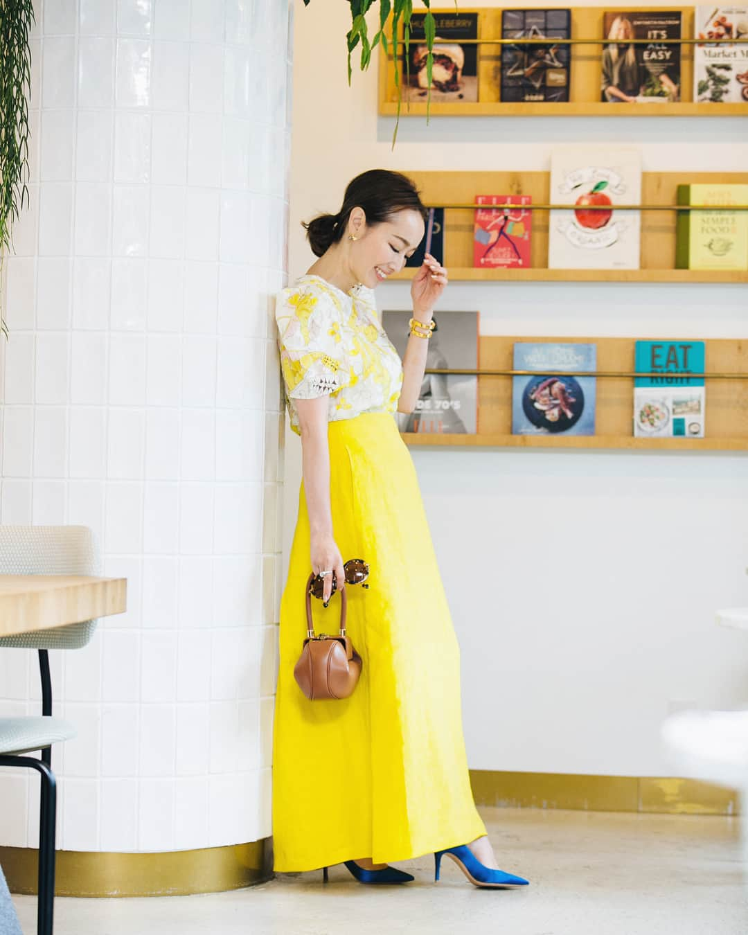 翁安芸さんのインスタグラム写真 - (翁安芸Instagram)「Flower power for the summer🌼☀️✨ Love this yellow top by @maxandco 🌼 MAX&COさんのサイトにて、私の好きな表参道のスポットやコーディネートについての記事がアップされています✨ よかったらぜひチェックしてください😊 #extraordinaryeveryday #maxandco #マックスアンドコー #akiweng #翁安芸」6月1日 18時03分 - akinyc