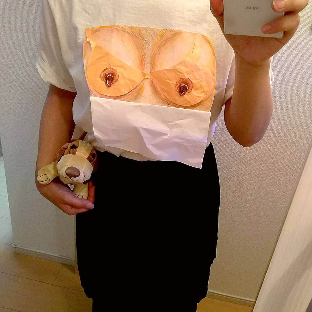 sweet_strawberryさんのインスタグラム写真 - (sweet_strawberryInstagram)「【ベージュの斬新ブラジャー】 👙乳首🔘🔘刺繍付きブラジャー‼️ そんなの嫌だ〰️〰️(･)(･) 👕#擬態#手描き#作ってみた#手作りtシャツ#Tシャツ#チラ見せ#がっつり#なんちゃって#面白い#アート#デザイン#トリックアート#作品#私#被写体#カメラ女子#鏡#インスタ萎え#ドッキリ#びっくり #こんなの初めて#新商品#開発#アイデア#妄想#暇人#自由人#バカ#やばい#シュール」6月1日 18時39分 - sweet_strawberry