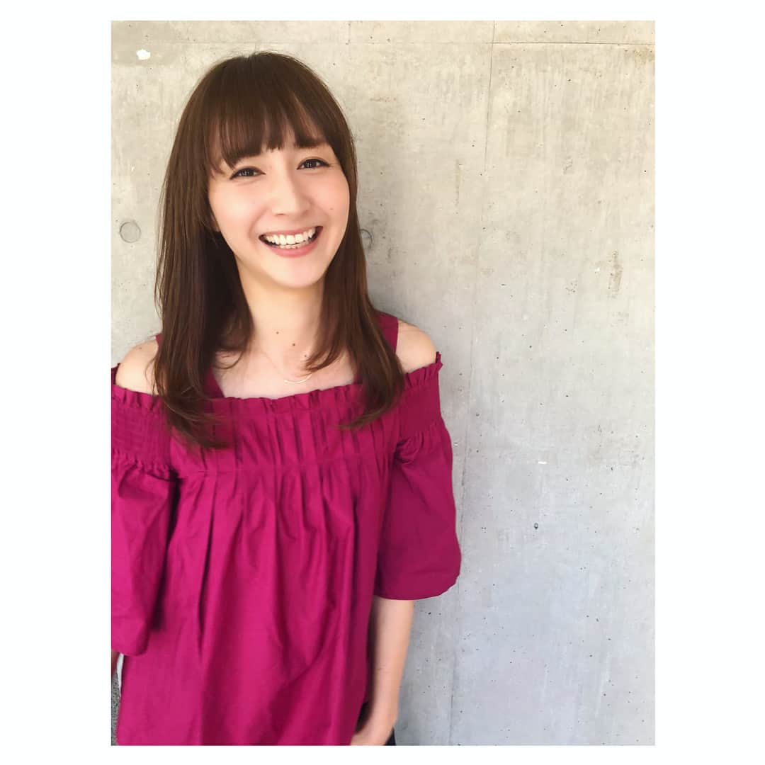 渕上彩夏さんのインスタグラム写真 - (渕上彩夏Instagram)「. カナさん産休から復帰😆♡✨ 私は内側の根元が癖っ毛だから、根元だけストレートにしてもらいました🙆🏻‍♀️ . 毛先はそのままだから、ナチュラルに仕上がる所が良い所🐿✨ . カナさんありがとう☺️💕 . 明日は朝9:30からくまパワプラス✨ Do As Infinityさんが生出演です♪♪ お楽しみに〜♡♡ . #ninoandnina  #トップスお気に入り #spickandspan  #熊本よかとこ #熊本 #くまパワプラス #KAB」6月1日 19時28分 - ayakafuchigami725