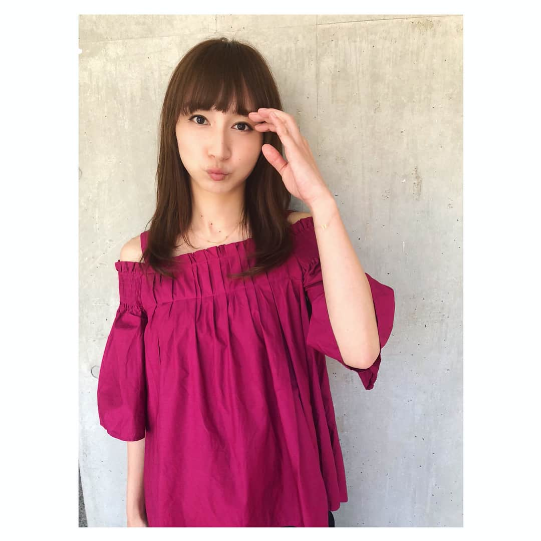 渕上彩夏さんのインスタグラム写真 - (渕上彩夏Instagram)「. カナさん産休から復帰😆♡✨ 私は内側の根元が癖っ毛だから、根元だけストレートにしてもらいました🙆🏻‍♀️ . 毛先はそのままだから、ナチュラルに仕上がる所が良い所🐿✨ . カナさんありがとう☺️💕 . 明日は朝9:30からくまパワプラス✨ Do As Infinityさんが生出演です♪♪ お楽しみに〜♡♡ . #ninoandnina  #トップスお気に入り #spickandspan  #熊本よかとこ #熊本 #くまパワプラス #KAB」6月1日 19時28分 - ayakafuchigami725