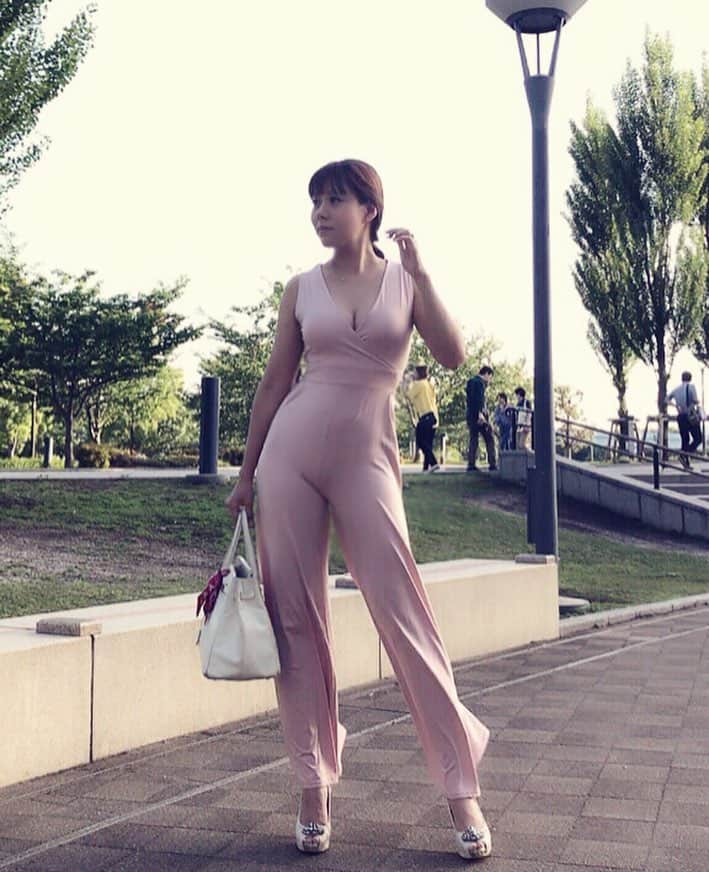 本田裕子さんのインスタグラム写真 - (本田裕子Instagram)「【起きた事実の受け入れ方。事実と事実への反応を区別することの重要性】 . 先ほどPodcastを配信いたしました。 . 【Podcast番組】 https://goo.gl/2gBdev . 本日の放送は、 【起きた事実の受け入れ方。事実と事実への反応を区別することの重要性】というテーマでお話しています。 . ★事実は１つ。その反応や解釈は（その人にとっての真実は人の数だけあり）無数。 起きた事実を受け入れるときに、すんなりと楽に受け入れられるようになる視点と、とても重要な2つのポイント。 . ★最悪な出来事が なぜチャンスであり、それが どのようにして宝に変わっていくのか？  真の意味で「天に委ねた生き方」とは？ . ★事実は何も変わっていないのに問題がなくなった 最近のわたしの個人的な話をシェア。 . ★自分の在り方を明確にして、こだわるべきこと、こだわらなくていいこと、をしっかり区別（認識）することが なぜ重要なのか？ . ★何か問題が起きたとき、2つの視点から見て認識することの重要性。 . ↑etc…是非お聴きください（╹◡╹）♬ （インスタのプロフィール欄にある↑オフィシャルサイトから無料で簡単にお聴きになれます🙉♡） . …… さてと、 今日の放送内容にも関連するけれど、 “こだわり”って悪いことじゃない。 大切なのは、“こだわり”を活かせること。 . 又、よく 自身の偏った部分を直したい！って相談もいただくのだけど、偏りだって悪いことじゃない。 . わたしも かなり偏った部分があるし、 変なとこも沢山ある🙄笑 . 何かが突出してることも、 何かが欠落していることも、 どちらも才能♡ . つまり、 突出か、欠落か、は重要じゃなくて、 これも その偏りを活かしたらいい。 . そのためには、偏った自分を肯定することから、すべては始まるのだと思う。 . …… あと、視点といえば、 様々な角度から物事を見てみることは、それだけ様々な（たくさん）の角度から物事を見れるフレームがある🤓って知れる（選択肢が増える）ことだから、視野が広がるし、ハッと軽やかになるし 素敵なこと（╹◡╹）✨ なんだけど、 どのフレームが正しい、とかないし、 このフレームだけが正しい、とかない。 . どのフレームから物事を見るのかは、自分で決められるっていう主体性を大切にしたいなって、わたしは思う。 . 何か相談をされたり、 意見やアドバイスを求められたとき、 「このフレームで見なさい！」とか 「あなたもこう考えなさい！」 ってアドバイスするのと、  様々な（たくさん）の角度から物事を見れるフレームがあるよ〜🤓って相手の視野が広がるように投げかけたり、相手が見えていなかった盲点に光が見えるように投げかけるのとでは 全然ちがうよね。 . まあ、これもどちらがいい悪いじゃなくて好みなんだけど、私は 後者が好き（╹◡╹） . . 自由って（自由の定義も人それぞれだけど） 様々な角度や高い視点から見た上で、 自分の内なる声に耳を澄まし、腹の声に従う ことが大事であり、自由でいるためには必要なのは、 主体性とほんのちょっとの勇気♡ . …… #Podcast #事実 #反応 #解釈 #フレーム #チャンス #委ねた生き方 #こだわり #偏り #活かす #素敵 #美しい #アドバイス #盲点 #好き #主体性 #美しい女 #ほんの  #ちょっとの #勇気 #本田裕子」6月1日 19時33分 - rinrin_yuko