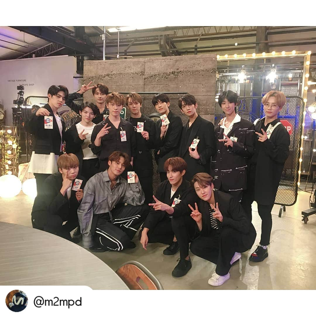 SEVENTEENさんのインスタグラム写真 - (SEVENTEENInstagram)「@m2mpd 그동안 #SVT클럽 을 시청해주신 모든 분들 감사드립니다 🙏🏻 13명의 세븐틴 멤버들과 환이형, 그리고 캐럿들까지! 우리 모두 웃으며 안녕해요 안뇨어어엉 😭🤧🤣 ㅤ #엠피디의 #하트탈탈타임 #끝날때까지끝난게아니다 #SVT클럽_뽀에버 #SEVENTEEN #세븐틴 @saythename_17」6月1日 19時35分 - saythename_17