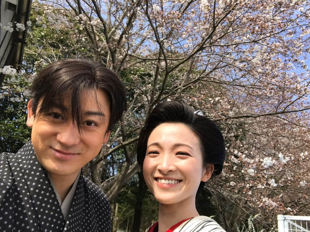 野々すみ花さんのインスタグラム写真 - (野々すみ花Instagram)「『鳴門秘帖』今夜は第7話。 息つく間も無く、色々なことが起こります。 このあたりの撮影は、まだ桜が蕾だった頃。 全１０話。季節の移ろいまで感じられる時代劇です。  何度も自撮りに挑戦したけれど上手くいかず、見兼ねて撮っていただいたという、、、(笑) 山本耕史さん。ありがとうございます。 . .#鳴門秘帖」6月1日 19時52分 - osumi_sumi