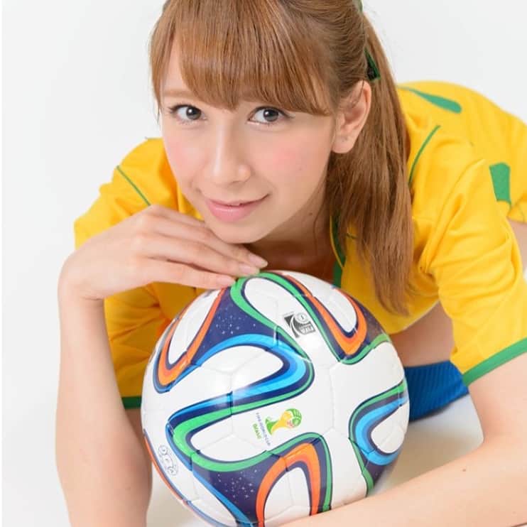 後藤ティファニーのインスタグラム：「前回のW杯の時の写真見返してたらだいぶ若い😂😂😂 髪の毛も明るい😂😂今はもう出来ない😂😂 #安心してください #履いてますよ」