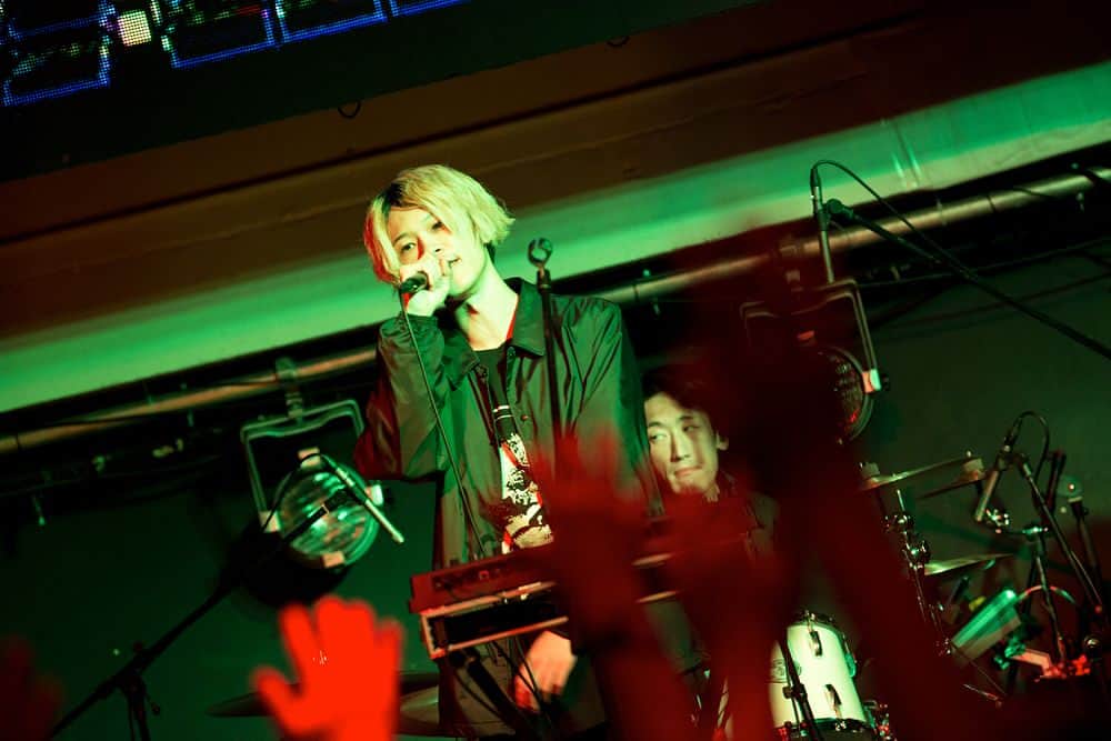 のインスタグラム：「KFK CLUB ONE-MAN TOUR 2018 【7 DYSTOPIA CITIES】 Final @ WOMB shibuya 2018.4.29 LIVE SET❻ Photo by Kazuki Sano」