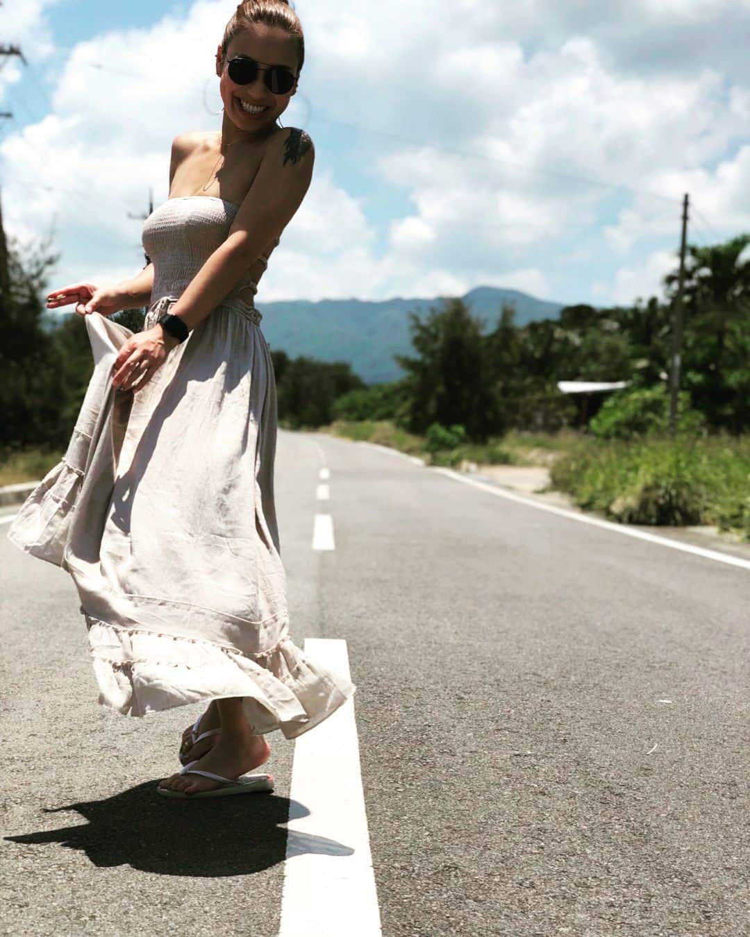 中谷紋菜のインスタグラム：「初めて行った #沖縄県  海のグラデーションと建物の瓦の色。 緑も、お空のグラデーションも、お花の色も新感覚で  ぜーんぶ綺麗☺️🌸✨ ✨✨ #石垣島#小浜島 ✨✨ #とっても素敵な時間を #ありがとう ☺️✨🙏 28.05〜31.05.2018」