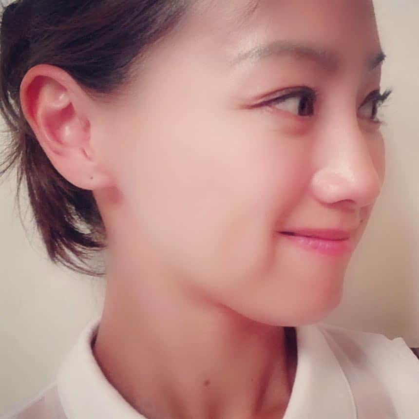 福島和可菜さんのインスタグラム写真 - (福島和可菜Instagram)「こんな時間( ॣ•͈૦•͈ ॣ) #帰って来て #髪型のアレンジを模索していたら #こんな時間 #ダウンスタイル #も良いけれど #アップスタイル #もこれからは良いよね #夏だから #前髪上げてみた #けど #短すぎて #パサパサ #しちゃう #またショートも良いなと思いながら #せっかくだから #セミロング #を楽しもう #せめて髪型と服だけは #女性らしく #大事だよね #さて #明日も早起きだから #そろそろ寝よう」6月2日 1時25分 - fukushimawakana