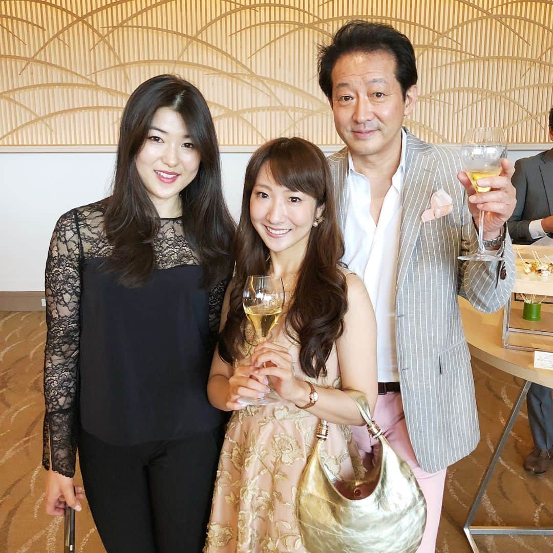辰巳真理恵さんのインスタグラム写真 - (辰巳真理恵Instagram)「29日の写真です(*^^*) フランス大使館でシャンパンを頂いた翌日は、 八芳園にてイタリアのスパークリングワインの会に🍾✨ 「Ca’del Bosco」Cuvée Prestige 10th Anniversary Party  に伺わせて頂きました✨  カ・デル・ボスコ様、フードライナー様、 キュヴェ プレステージの10周年おめでとうございます‼️🎉✨ 順番に… カ・デル・ボスコ社の社長、Maurizio Zanella様と、フードライナーの大田宥社長ご夫妻と🥂  カ・デル・ボスコ大使の父だけでなく、私までご挨拶させて頂き、歌う予定はなかったのですが、何とこちらでも無茶振りコンサートを…（≧∇≦） 1曲イタリア語の曲を歌わせていただきました🎶  以前も、何度もカ・デル・ボスコ様のパーティで無茶振りではなく笑、歌わせていただいておりましたが…（≧∇≦） いつもありがとうございます💖  父とエリア輸出部長のフランチェスコ・デ・アレッシィ様とスリーショット📸  セクシーマネージャー！？ BCR トレーディング代表の楠本清世お姉様と💋 (私はもぐもぐしてる瞬間で申し訳ありません( ；∀；)笑)  はじめましての美人ラジオパーソナリティー・MC・ナレーターの宮本絢子様💕 今後ともよろしくお願いいたします(*^^*) とっても素敵な会に参加させて頂き、ありがとうございました！！🍾❤️ 長くなりましたが、ブログにも分かりやすく書かせていただきましたので、覗いて頂けると嬉しいです😊  #カデルボスコ #フランチャコルタ #キュヴェプレステージ #10周年 #八芳園 #cadelbosco #cuveeprestige #10thanniversary #happoen #フードライナー Signore #mauriziozanella #大田宥 様 #楠本清世 様 #宮本絢子 様 #辰巳琢郎 #カデルボスコ大使 #辰巳真理恵 #tatsumimarie #marietatsumi #cantantelirica #soprano #sparklingwine #親子で参加 #感謝 #スパークリングワイン好き #グレースコンチネンタル #gracecontinental」6月2日 4時00分 - tatsumimarie