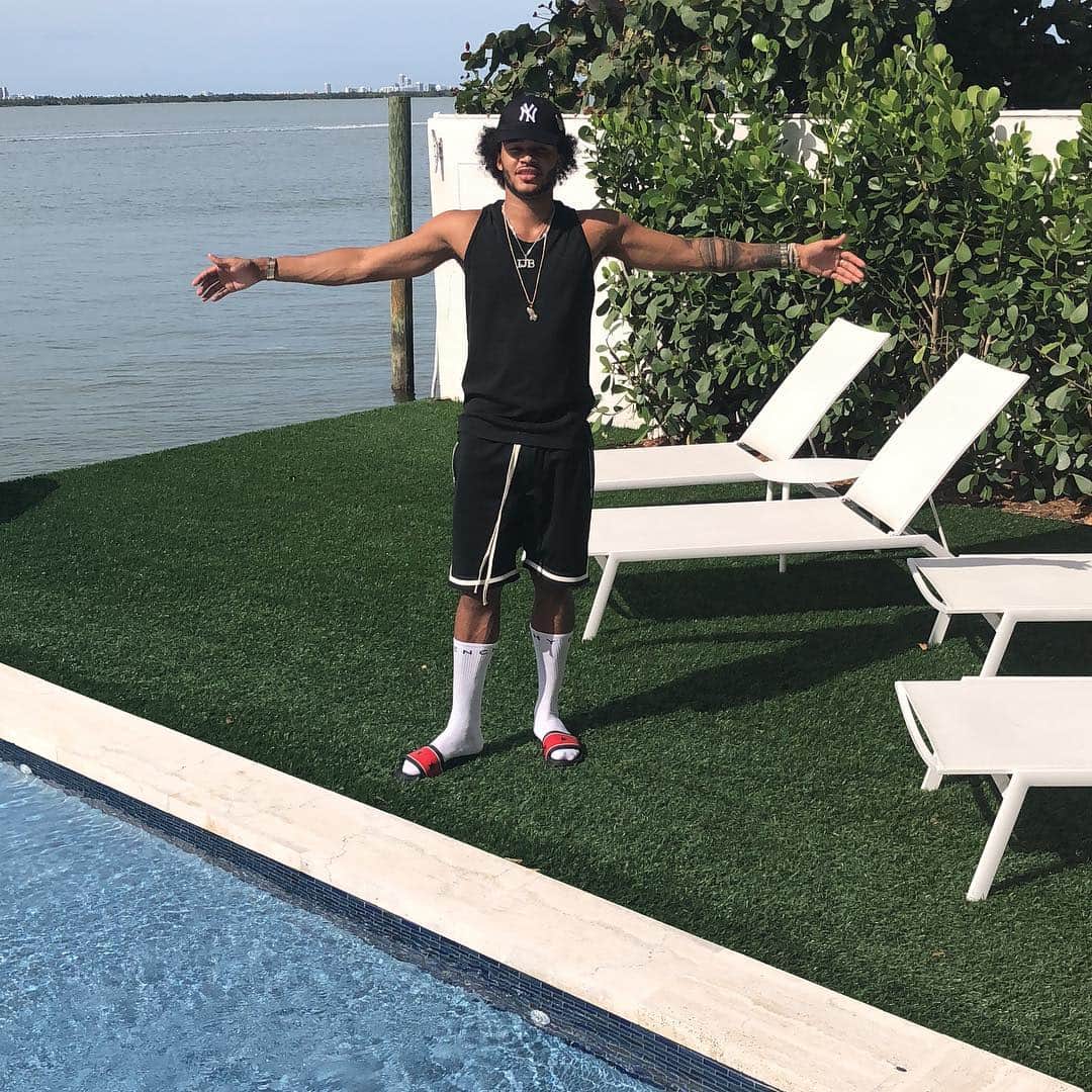 アイザイア・ブラウンのインスタグラム：「Miamiiiii✈️✈️✈️」