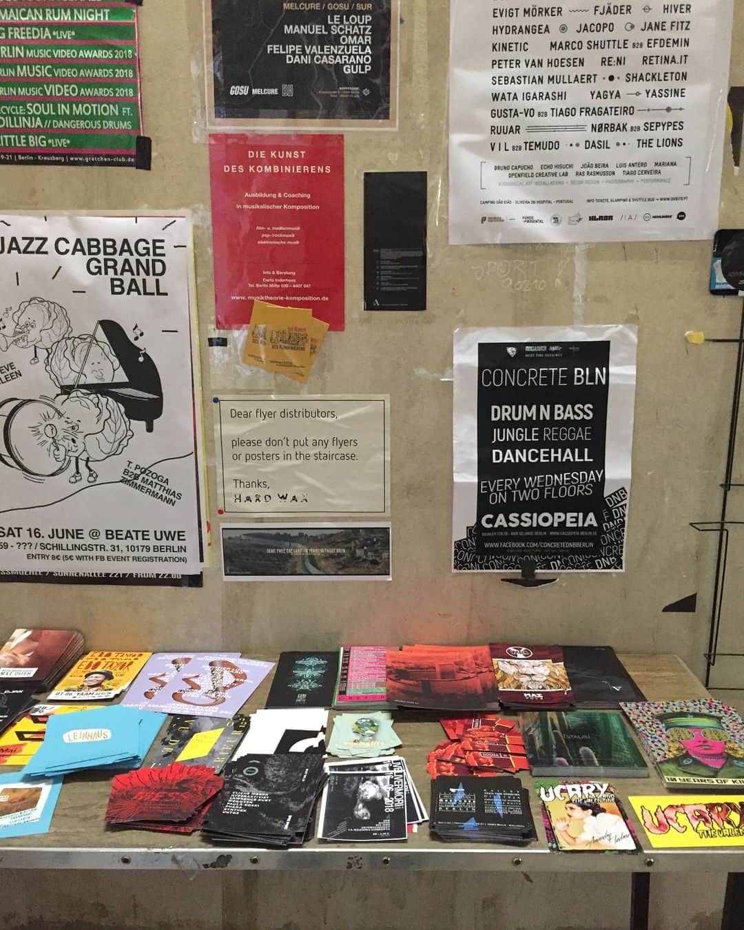UCARY & THE VALENTINEのインスタグラム：「Hier finden Sie meine Postkarte!  You can get a post card by going here! Check it out!🇩🇪🇩🇪🇩🇪 #hardwax @hardwax  #staalplaat @staalplaatberlin  #motto @mottobooks  #coretexrecords @coretexrecords  #moderngraphicsberlin  #powerparkrecordstore  #echoberlin  #starticshockrecord」