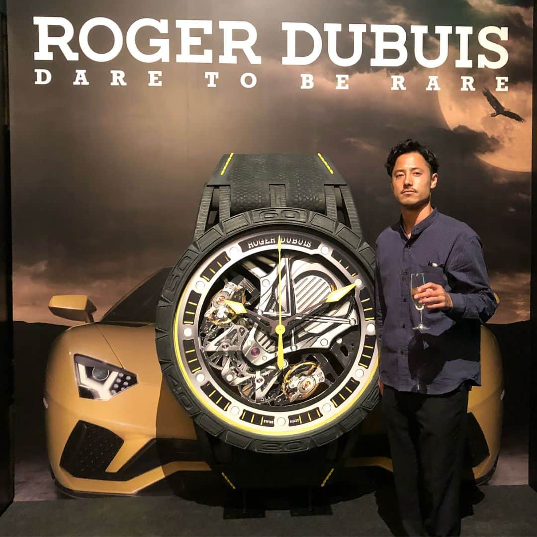 中村貴之さんのインスタグラム写真 - (中村貴之Instagram)「昨日スイスの高級時計ROGER DUBUIS(ロジェデュブイ)の新作発表会のパーティーに翔平と行ってきました。 しかも特別に付けさせて頂き貴重な体験ができました。 この時計、精巧な造りなのはもちろんで、F1レーサーのハミルトンがレースで優勝した時に履いたタイヤのゴムをベルトに使用するなど縁担ぎとしても素晴らしい時計なんだとか。かっこよかった！ なかなかこんな素敵なパーティーに来れる事も無いのですごく楽しかったです。ありがとうございました。 #rogerdubuis  #RogingMechanics #ロジェデュブイ  @roger_dubuis」6月2日 9時55分 - taka_brew