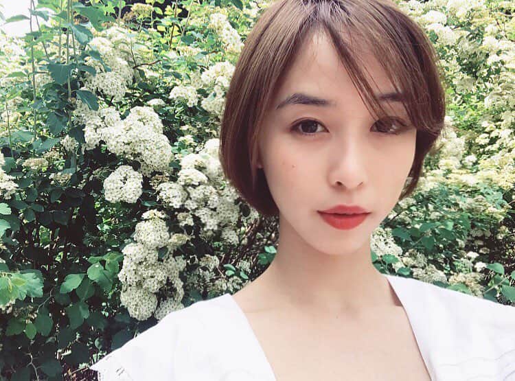 赤神幸依のインスタグラム：「. 肌を綺麗に、丁寧に作って、ビューラーをせずにマスカラ。と、赤リップだけで。  ウエストポーチに、リップクリーム、ルージュ、スティックコンシーラーを入れて、出掛けます、」