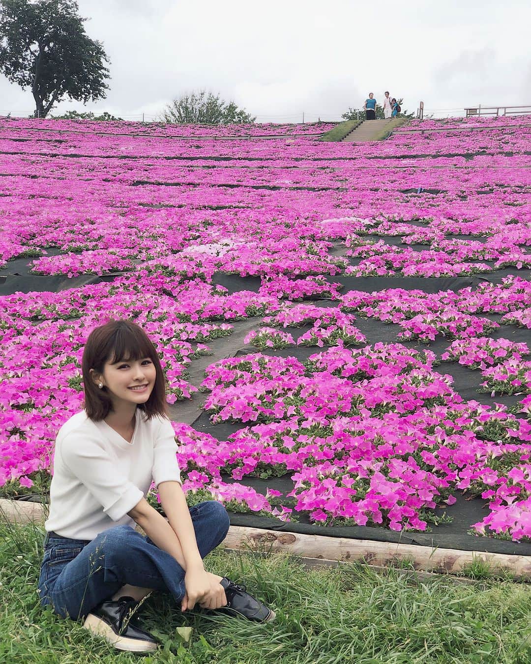 昆夏美のインスタグラム：「. 先日、ずっと行きたかった #マザー牧場 に親友たちと行ってきました🐑 . ちょー楽しかった！癒された。 エサやり体験もできて、 アルパカとひつじにあげました。 ぺろぺろ食べてくれた！ ひつじたちに触ってみると それぞれ毛の柔らかさが違って ふわふわだったり硬かったり笑 動物×自然 最高の癒しですね。 ちょうど毛刈りの時期で 写真のアルパカは想像していた姿とは 違いますが笑 . 画像のサイズの問題で 次の記事に動物載せます🐮🐴 . #私の写真ばっかりになってもーた」