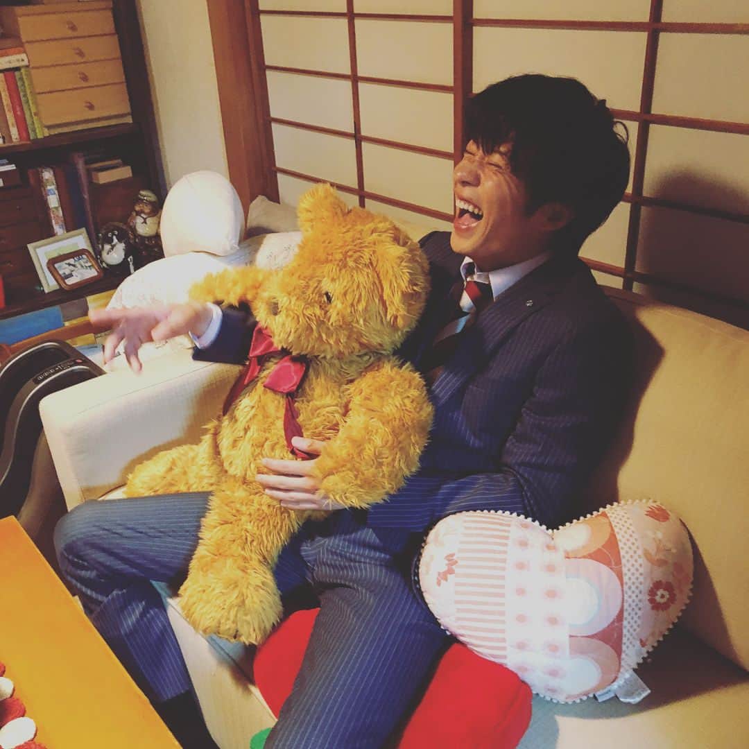 おっさんずラブ 武蔵の部屋さんのインスタグラム写真 - (おっさんずラブ 武蔵の部屋Instagram)「昨夜仕事が終わってうちに帰ってきて、そのままテレビ見始めたはるたん🏠✨ #スーツ早く着替えてほしいのに #もうテレビに夢中 #びっくりしたり爆笑したり #百面相はるたん😂😲😜 #ティディベアなんか抱いちゃってさ #もはや罪深いレベル #海より深い #私はティディベアになりたい🐻 #いや違うな #本当は #はるたんの隣にいられたら #君のその笑顔が見られるならば #俺は何だっていいんだよね #ああこんな日々が永遠に続きますように🍀」6月2日 12時58分 - musashis_room