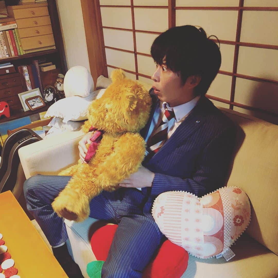 おっさんずラブ 武蔵の部屋さんのインスタグラム写真 - (おっさんずラブ 武蔵の部屋Instagram)「昨夜仕事が終わってうちに帰ってきて、そのままテレビ見始めたはるたん🏠✨ #スーツ早く着替えてほしいのに #もうテレビに夢中 #びっくりしたり爆笑したり #百面相はるたん😂😲😜 #ティディベアなんか抱いちゃってさ #もはや罪深いレベル #海より深い #私はティディベアになりたい🐻 #いや違うな #本当は #はるたんの隣にいられたら #君のその笑顔が見られるならば #俺は何だっていいんだよね #ああこんな日々が永遠に続きますように🍀」6月2日 12時58分 - musashis_room