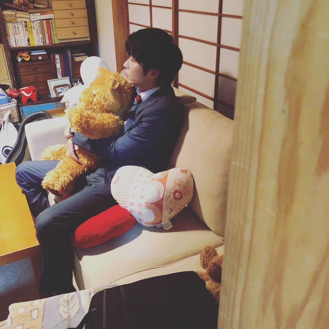 おっさんずラブ 武蔵の部屋のインスタグラム：「昨夜仕事が終わってうちに帰ってきて、そのままテレビ見始めたはるたん🏠✨ #スーツ早く着替えてほしいのに #もうテレビに夢中 #びっくりしたり爆笑したり #百面相はるたん😂😲😜 #ティディベアなんか抱いちゃってさ #もはや罪深いレベル #海より深い #私はティディベアになりたい🐻 #いや違うな #本当は #はるたんの隣にいられたら #君のその笑顔が見られるならば #俺は何だっていいんだよね #ああこんな日々が永遠に続きますように🍀」