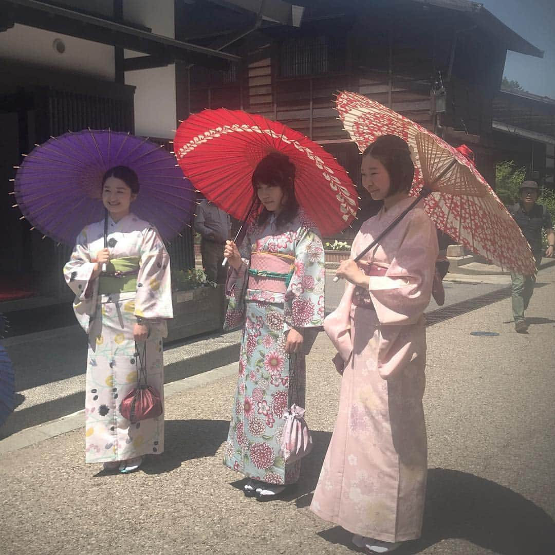 木曽漆器祭・奈良井宿場祭さんのインスタグラム写真 - (木曽漆器祭・奈良井宿場祭Instagram)「木曽漆器祭・奈良井宿場、二日目、開催！！　今日は快晴です！！着物町歩き＆フォトコンテストも絶賛開催中！！和の世界を思う存分お楽しみください。 ​. 【第51回 開催決定！】 2018年6月1日（金）～6月3日（日）は、木曽漆器祭・奈良井宿場祭へ！古き良き時代を思わせる宿場町の風情をお楽しみいただけます。こちらのアカウントでは、昨年の様子や木曽漆器について発信していきます。 . #木曽漆器祭 #奈良井宿場祭 #長野 #信州 #木曽路 #奈良井宿 #木曽漆器 #漆器 #漆器のある暮らし #和食器 #和食器好き #食器 #食器好きな人と繋がりたい #テーブルウェア #テーブルコーディネート #ていねいな暮らし #旅行好きな人と繋がりたい​ #着物 #フォトコンテスト #ポートレート #写真好きな人と繋がりたい​ #中山道 #和風 #旅 #木曽 #ファインダー越しの私の世界 #日本遺産 #伝統工芸 #着物コーデ」6月2日 13時00分 - shikki_shukuba