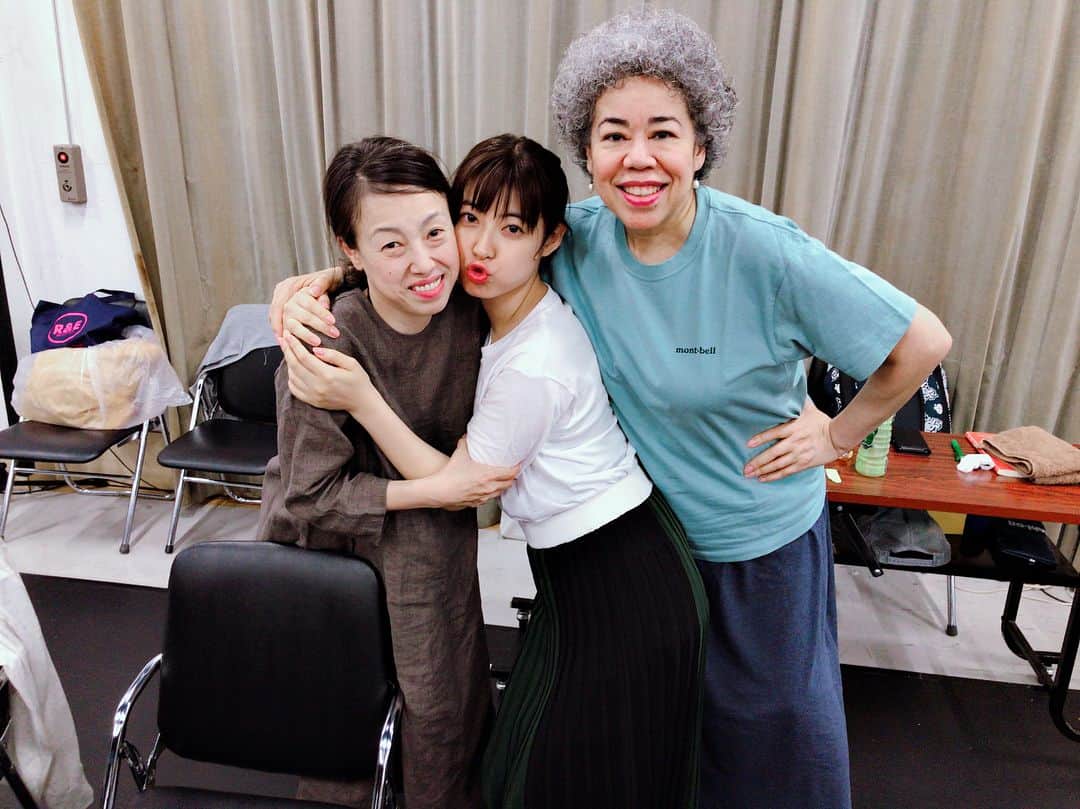 瀧本美織のインスタグラム：「#音楽劇#マリウス お稽古😆お母ちゃんお誕生日おめでとう😍🎂🍾💕✨ #ファニー#オノリーヌ#クロディーヌ#広岡由里子 さん #田中利花 さん」