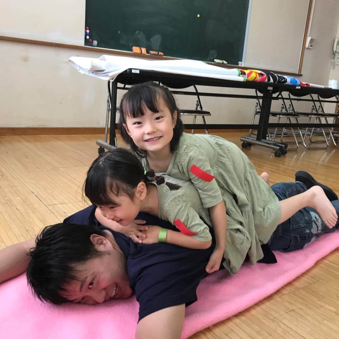 エハラマサヒロさんのインスタグラム写真 - (エハラマサヒロInstagram)「寝ころんだら上から乗ってくる変なしつけが出来ました。  #三女の方が下にいるのカッコいい」6月2日 14時18分 - eharamasahiro